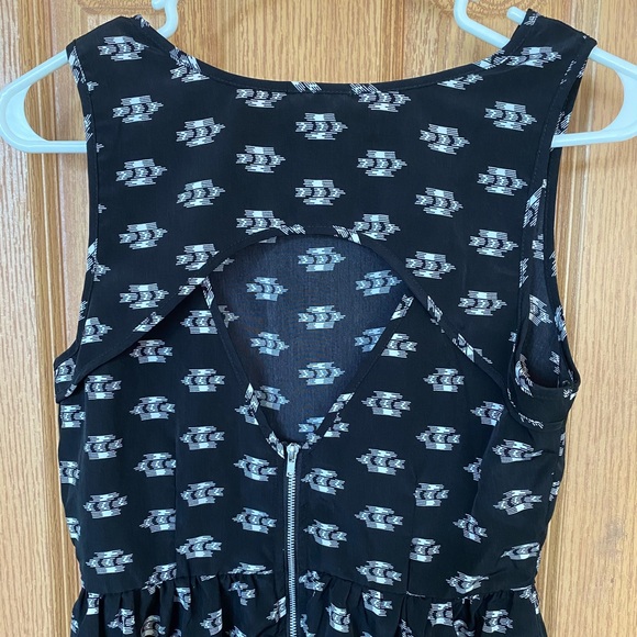 Black and White Print Dress - Picture 3 of 3